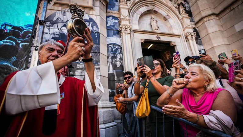 Miracolo di San Gennaro: il sangue si è sciolto