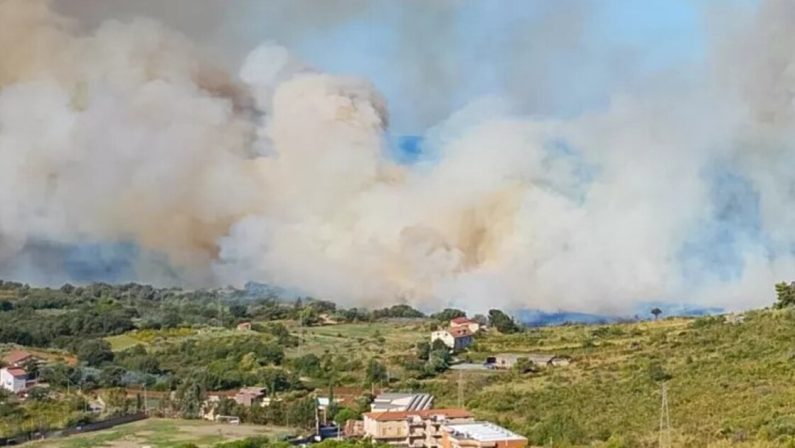 Incendio a Santa Domenica Talao: scuole evacuate, strada chiusa