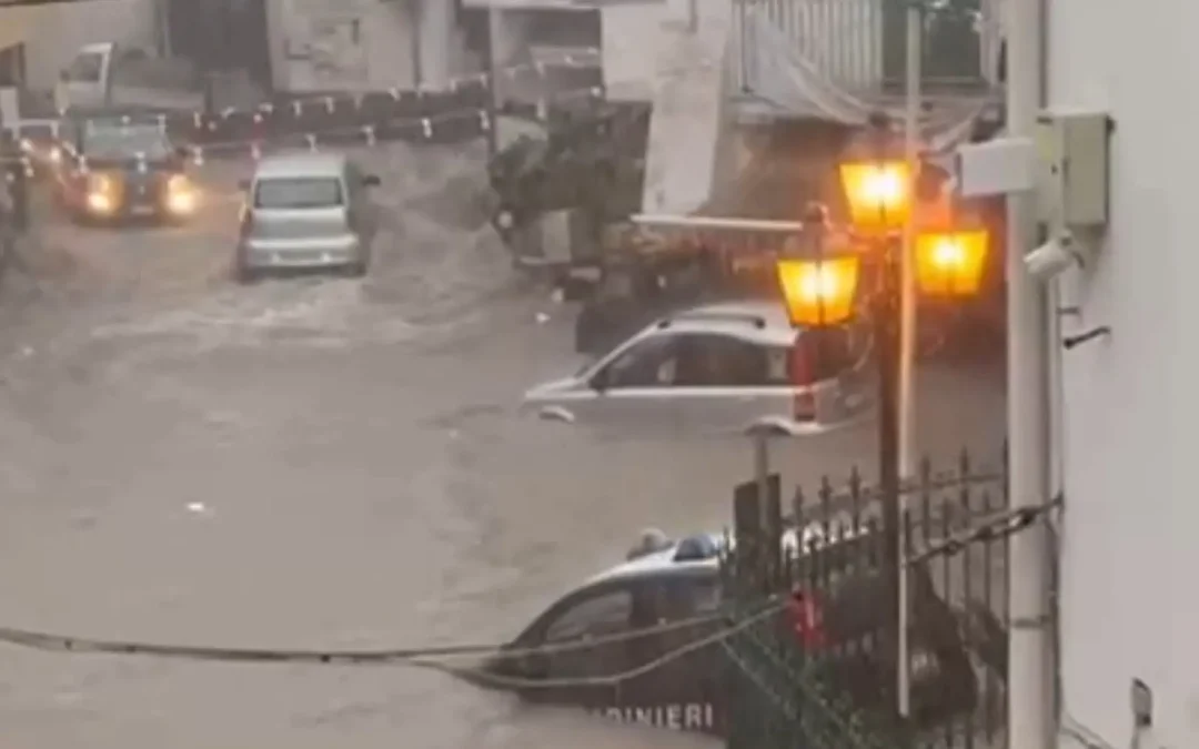 Temporale a Ischia: l’acqua trascina le auto dei Carabinieri (video)