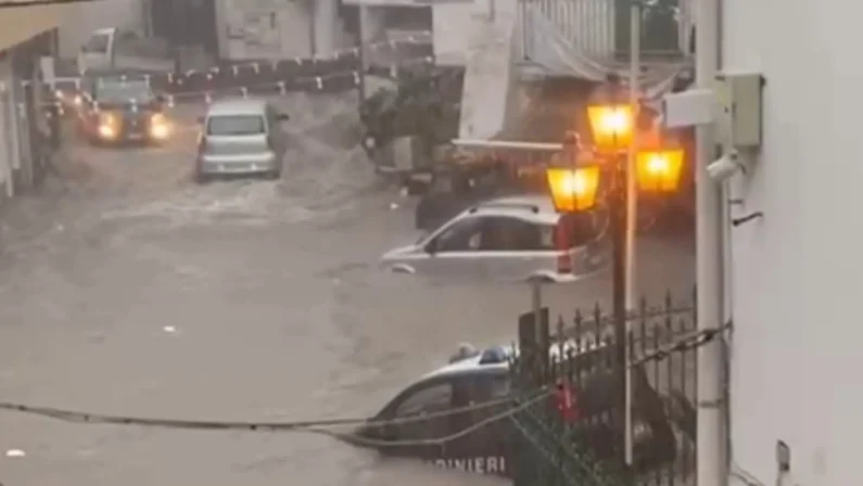 Temporale a Ischia: l’acqua trascina le auto dei Carabinieri (video)