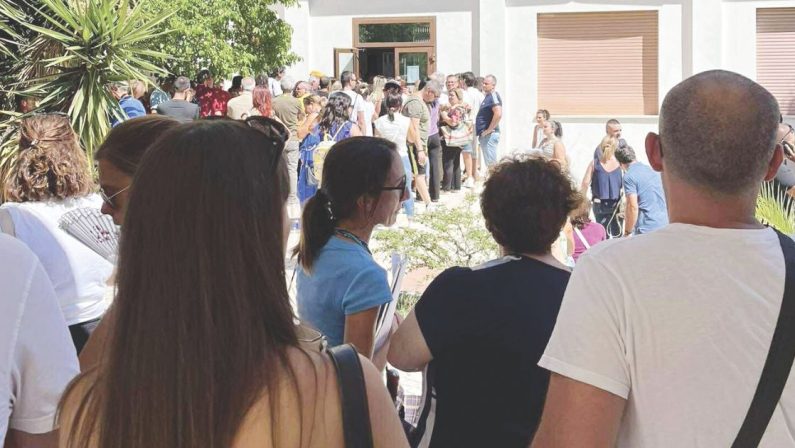 Catanzaro, dieci ore di fila per l’incarico a scuola