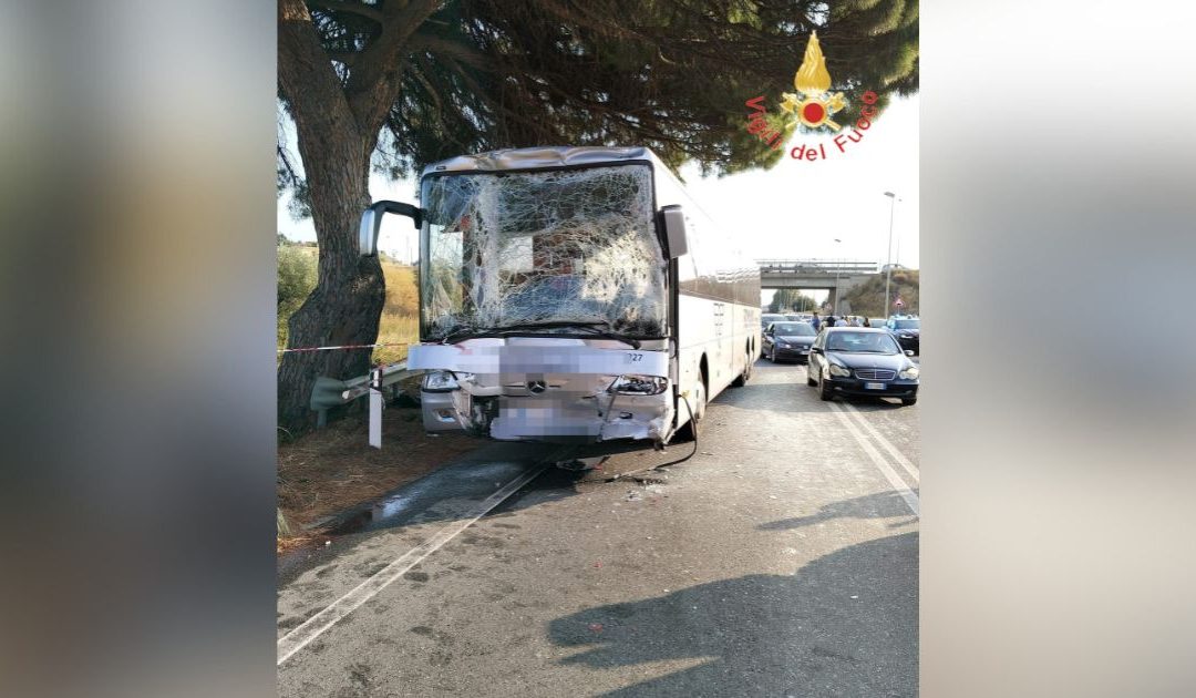 Uno dei mezzi coinvolti nell'incidente stradale a Simeri Crichi
