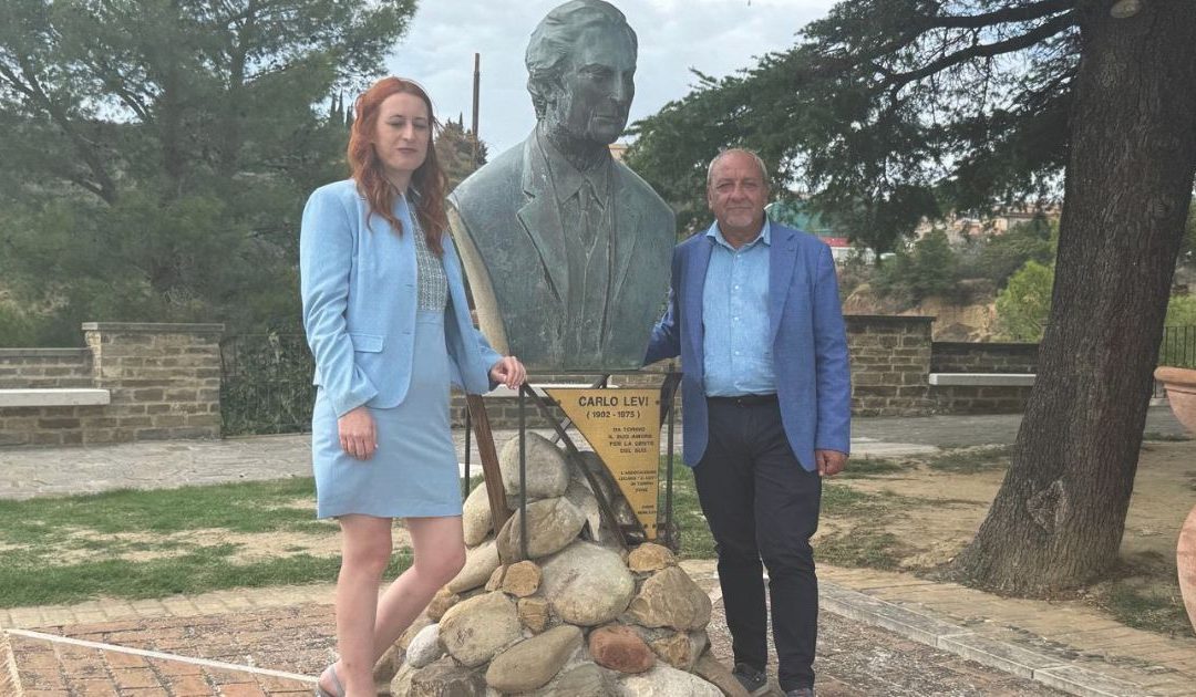 De Lorenzo con la direttrice dell'Ufficio nazionale israeliano del turismo Goren davanti alla statua di Levi