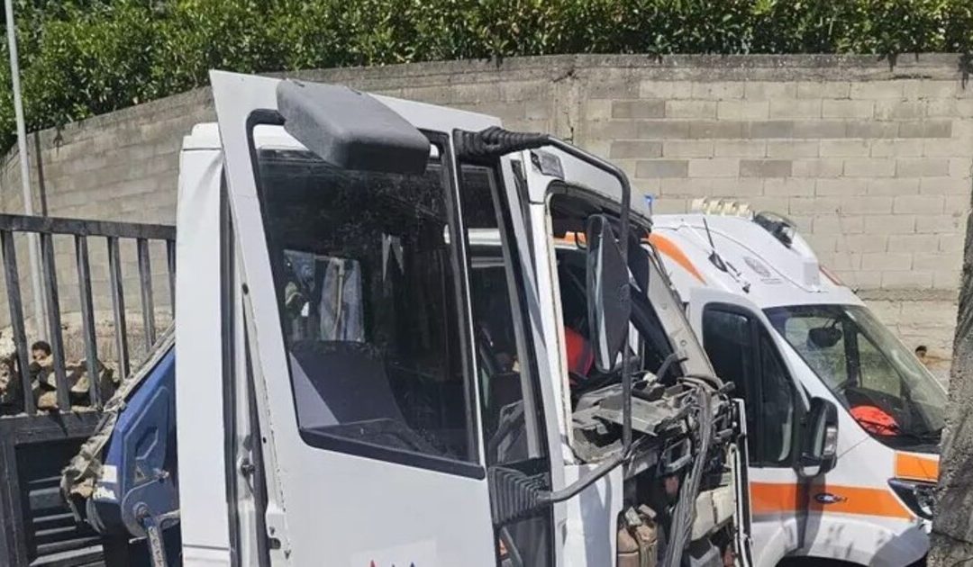 Sinopoli, incidente sul lavoro: un operaio morto e due feriti travolti da un camion