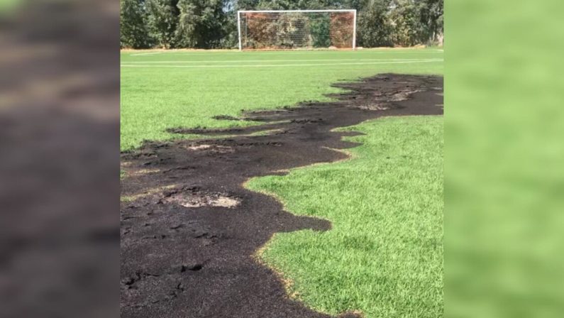 Danneggiato lo stadio di Ardore: bruciato parte del manto erboso