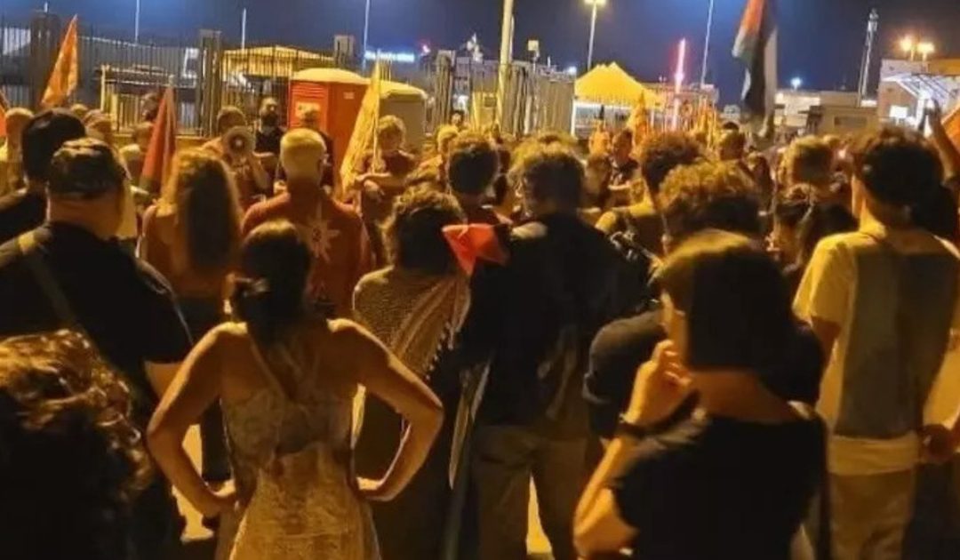 Proteste a Taranto: bloccata la petroliera Seasalvia con greggio per Israele