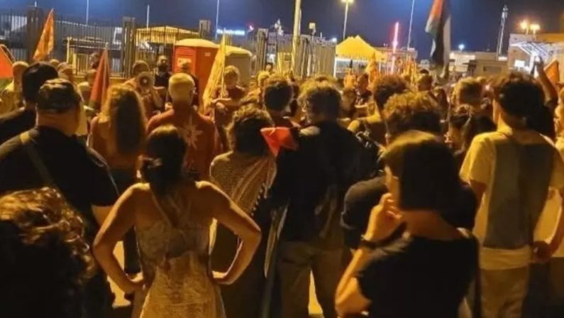 Proteste a Taranto: bloccata la petroliera Seasalvia con greggio per Israele