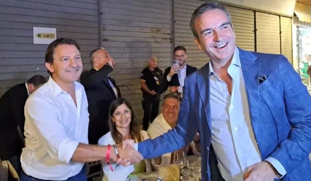 Elezioni in Calabria: Occhiuto e Tridico, la stretta di mano a una cena di beneficienza