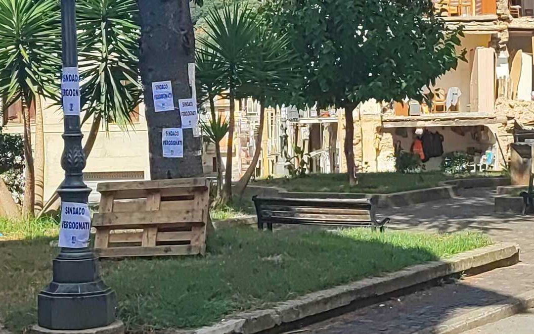 Crollo palazzina a Lamezia, il sindaco ordina la messa in sicurezza, i cittadini: «Vergognati!»