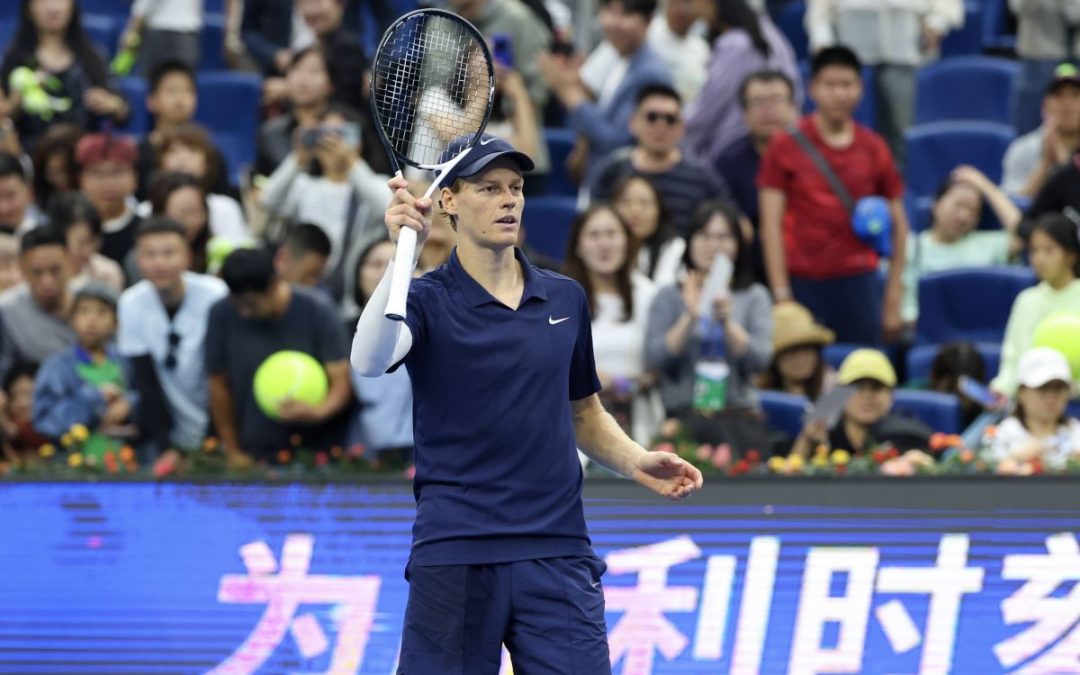 Jannik Sinner batte Tien in due set e trionfa a Pechino, è il terzo titolo del 2025: “Ma non paragonatemi a Nadal o Djokovic”