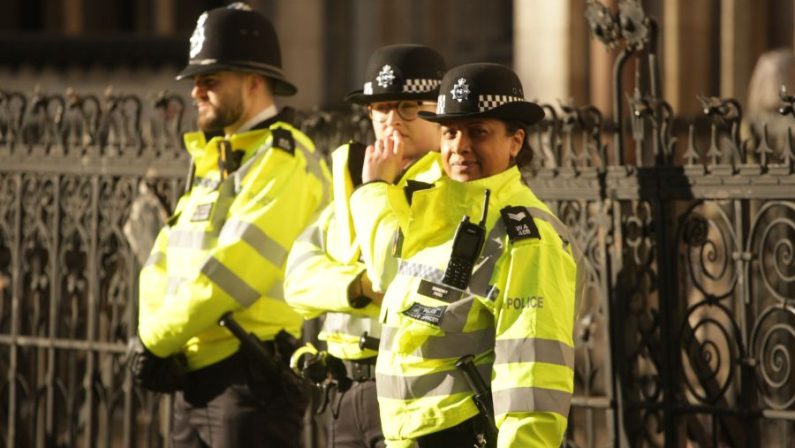 Attacco a sinagoga di Manchester, 4 feriti. Colpito l’attentatore