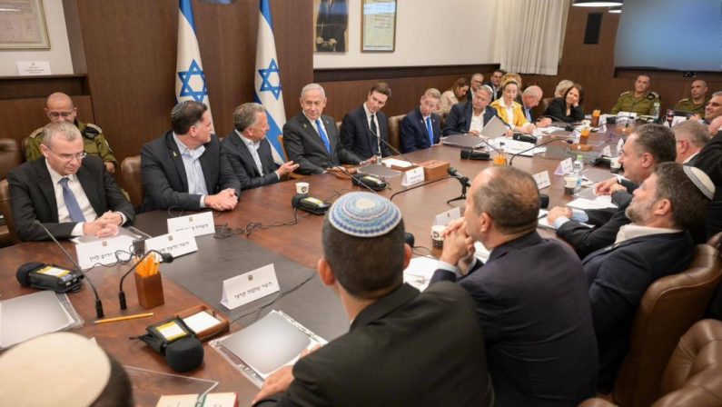 Israele approva l’accordo, a Gaza è in vigore il cessate il fuoco. Previsto vertice in Egitto di Trump con leader arabi e UE