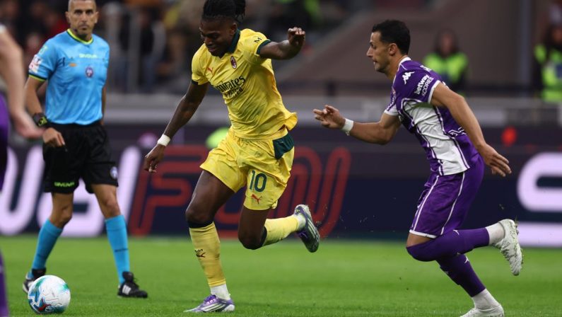 Il Milan batte 2-1 la Fiorentina e vola in testa