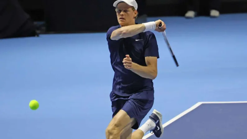 Sinner supera il primo turno all’Atp 500 di Vienna, ora derby con Cobolli