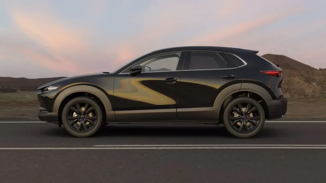 Mazda lancia “Black is the new Black”