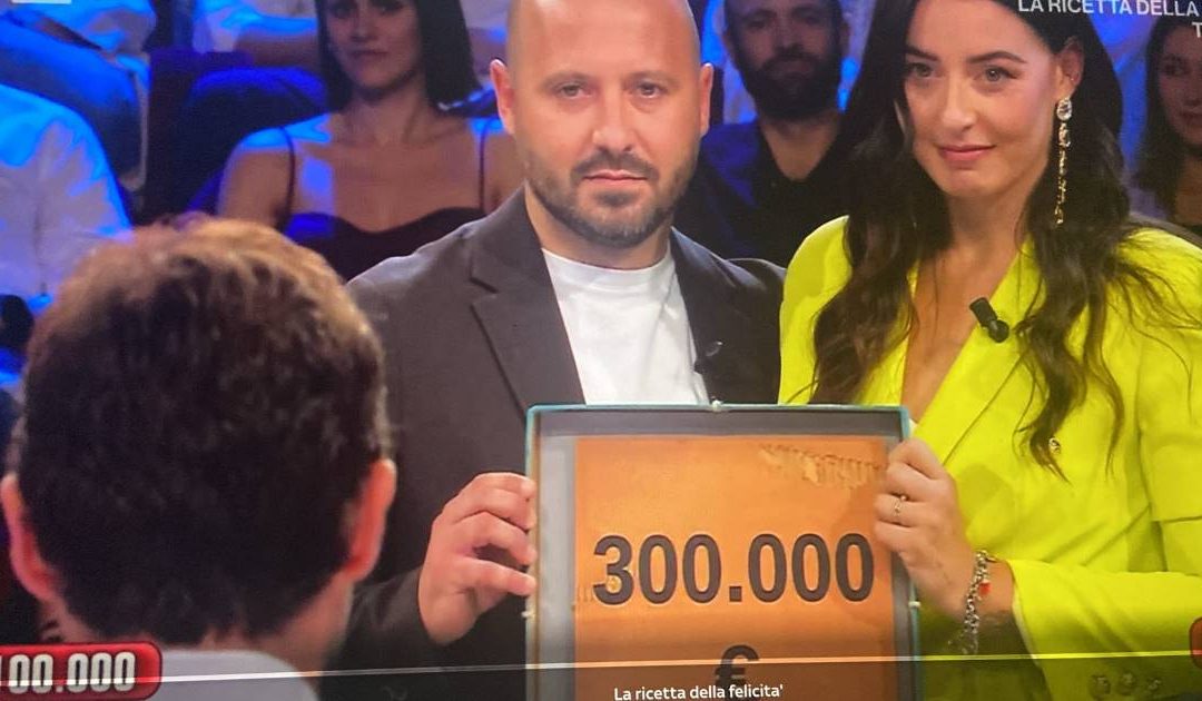 Francesca e Pino nel momento dell'apertura del pacco finale