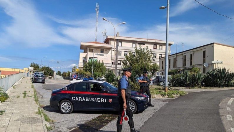 Paola, blitz dei Carabinieri: arrestato ricercato internazionale, maxi sanzioni a locale e controlli antidroga