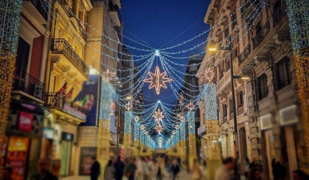 Bari, luci di Natale e bagni al mare: la città divisa tra luminarie e ombrelloni