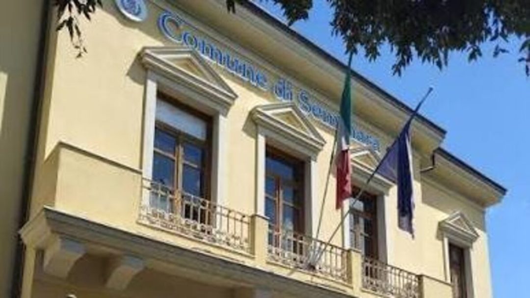 Seminara, atto intimidatorio: bombola di gas aperta davanti al comune