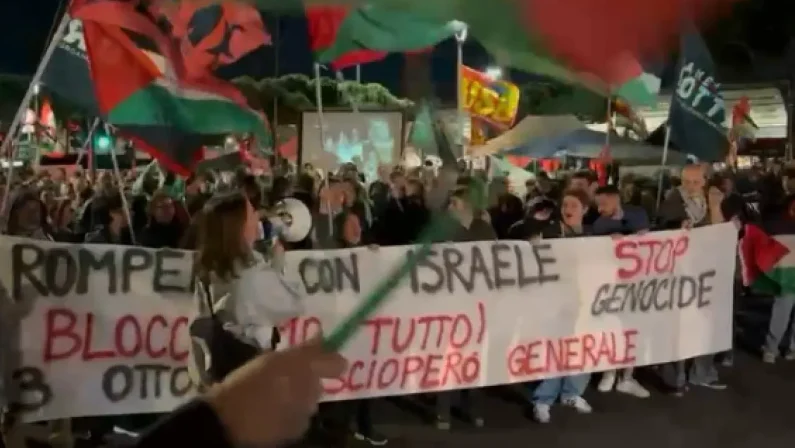 Pro-Pal a sostegno della Flotilla: bloccata la stazione centrale di Napoli, a Roma chiusi gli ingressi di Termini. Cgil e Usb, venerdì sciopero generale