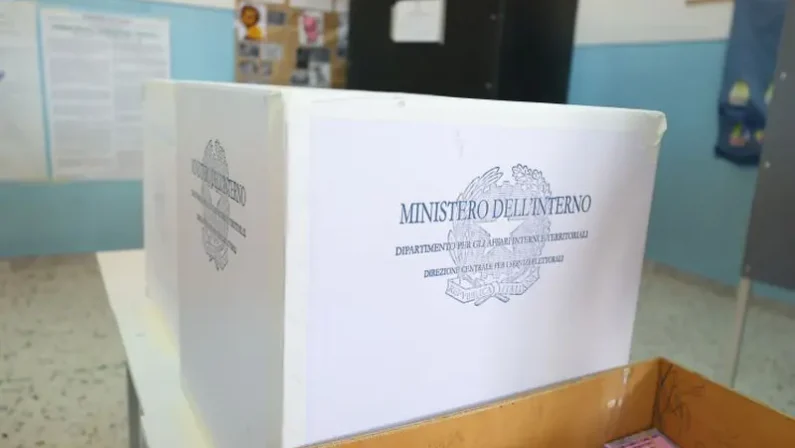 Elezioni regionali, riaperte le urne in Calabria: si vota fino alle 15