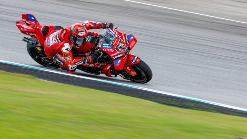 MotoGP, Bagnaia vince la sprint in Malesia. Sul podio A.Marquez e Aldeguer