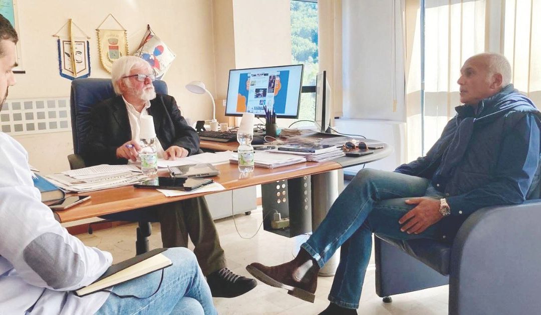 Il sindaco di Cosenza, Franz Caruso, nella sede de L'Altravoce-Il Quotidiano
