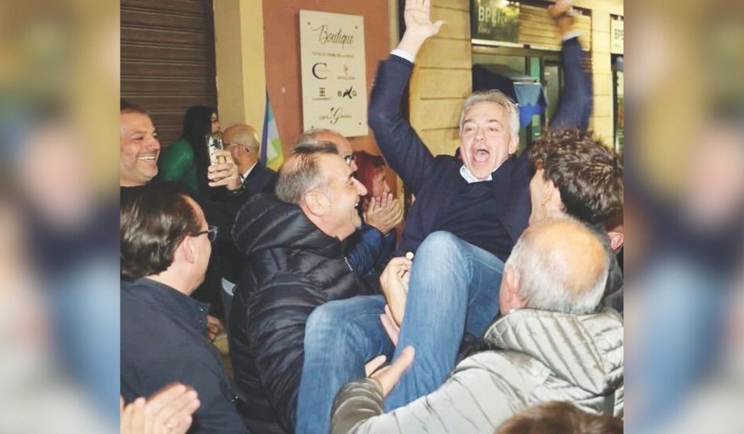 I festeggiamenti di Gianluca Gallo dopo il voto
