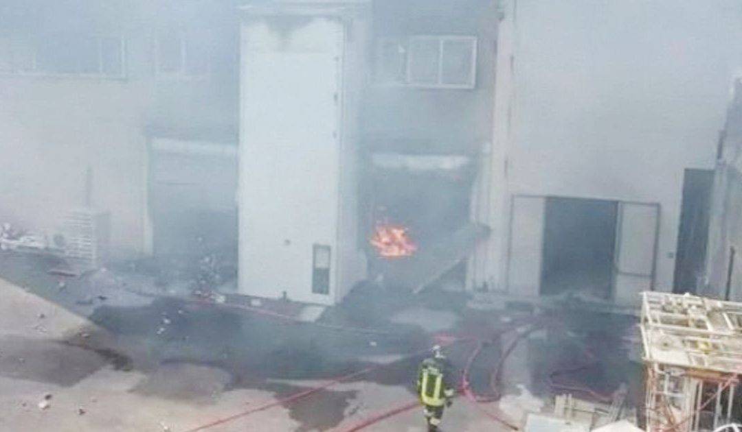 L'azienda coperta dalle fiamme