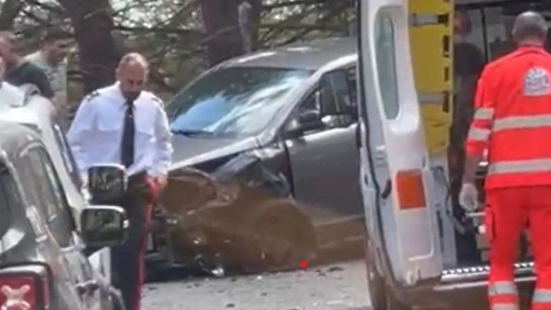 Petilia, studenti esultano mentre un carabiniere viene soccorso dopo un incidente – VIDEO