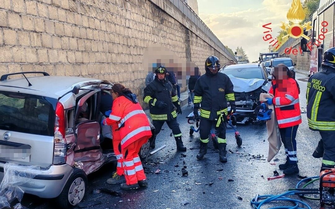Catanzaro, scontro tra auto: un ferito grave, feriti anche madre con due bambini