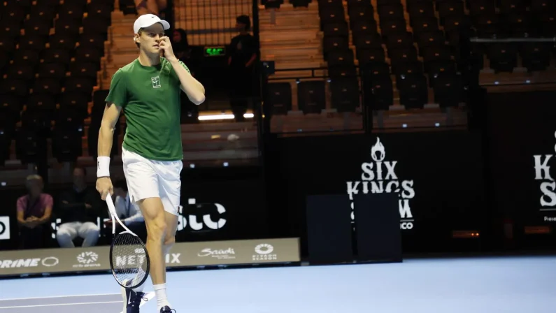 Six Kings Slam, Sinner batte Tsitsipas e vola in semifinale: affronterà Djokovic