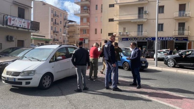 Crotone, accoltellato mentre chiede di spostare un'auto che ostruisce la pista ciclabile