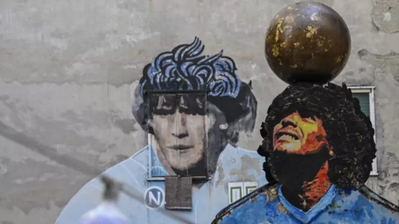 Napoli celebra i 65 anni di Maradona tra arte, musica e solidarietà