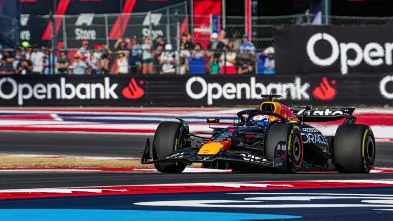 Formula 1, Verstappen show ad Austin: Sprint e Pole, Ferrari in crescita