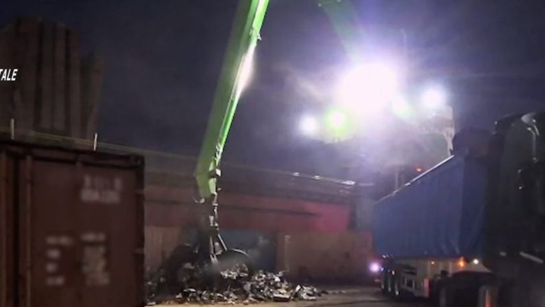 Napoli, traffico illegale di rifiuti con la Turchia, un arrestato / Video