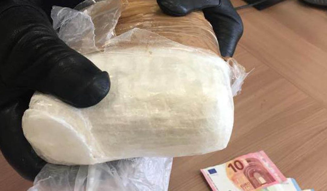 Nascondeva la droga nel deposito farmaceutico dove lavorava, arrestato un 41enne nel Catanzarese