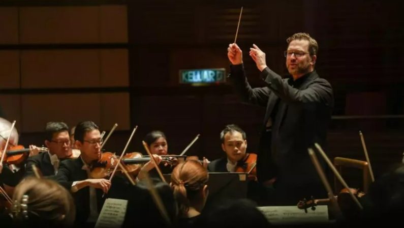 Il violoncellista Enrico Dindo in concerto al Petruzzelli di Bari
