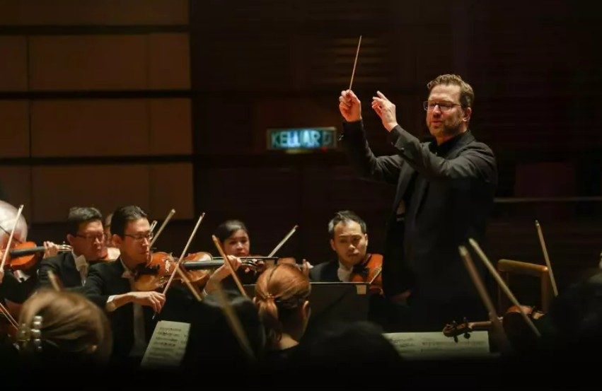 Il violoncellista Enrico Dindo in concerto al Petruzzelli di Bari