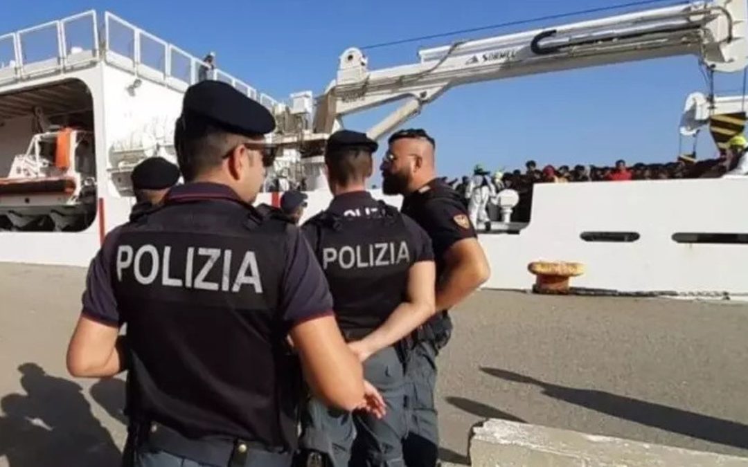 Traffico migranti: arrestato dalla polizia di Crotone  iracheno che gestiva i flussi turchi