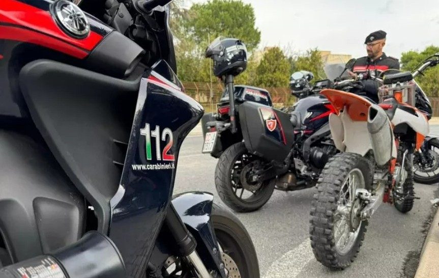 Controlli serrati a Napoli, 15enne fugge in auto al posto di blocco