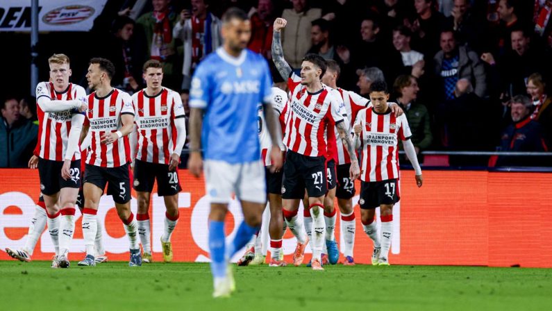 Sconfitta shock del Napoli a Eindhoven, il PSV domina e dilaga per 6 a 2