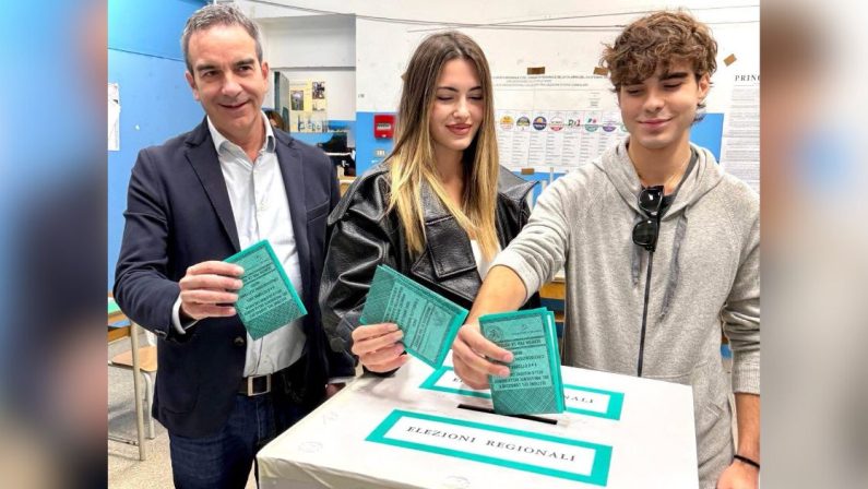 Regionali Calabria, Roberto Occhiuto vota assieme ai figli