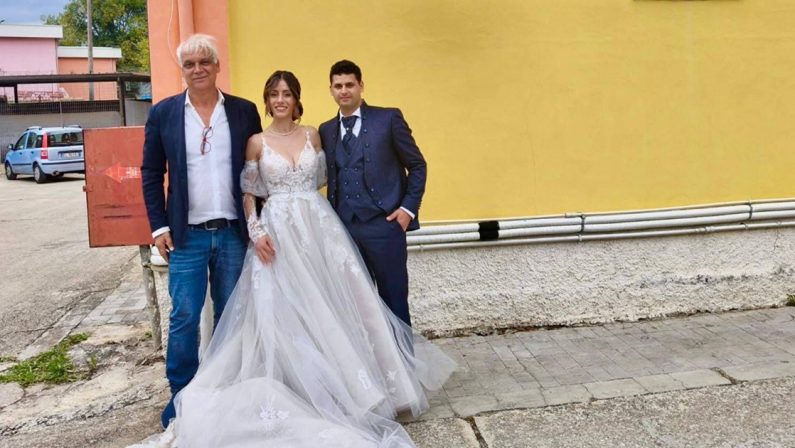 Elezioni regionali, coppia di sposi al seggio di San Gregorio d'Ippona