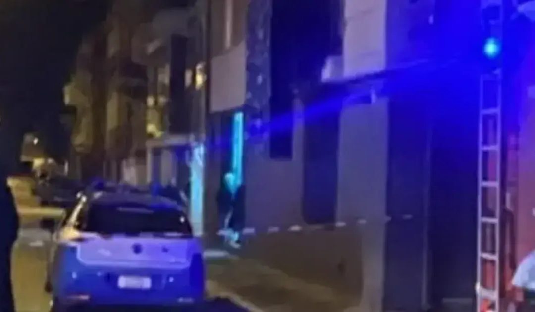 Esplosione a San Severo: bomba artigianale danneggia palazzo e auto