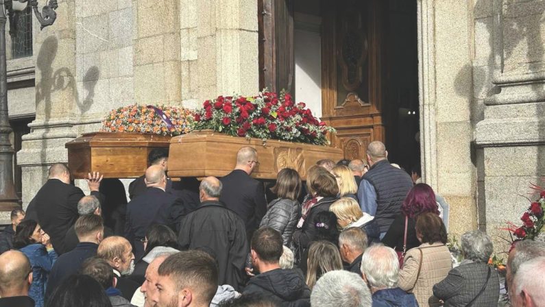 Serra San Bruno, lo straziante addio a Lucia e Salvatore