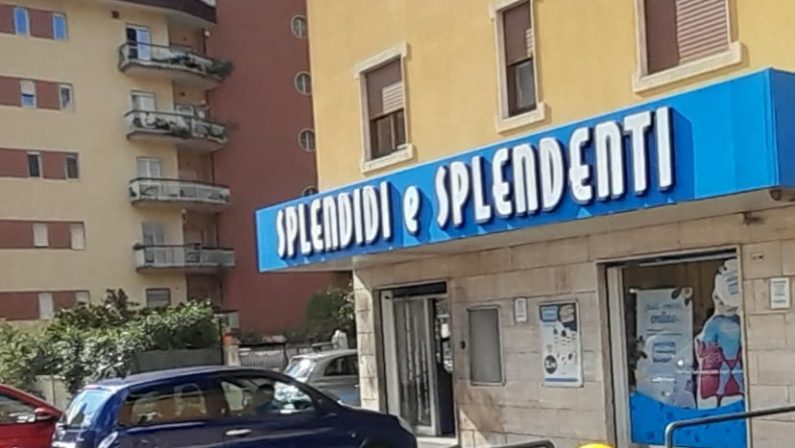 Bomba esplode davanti negozio di Lamezia, indagini dei carabinieri che visionano le telecamere