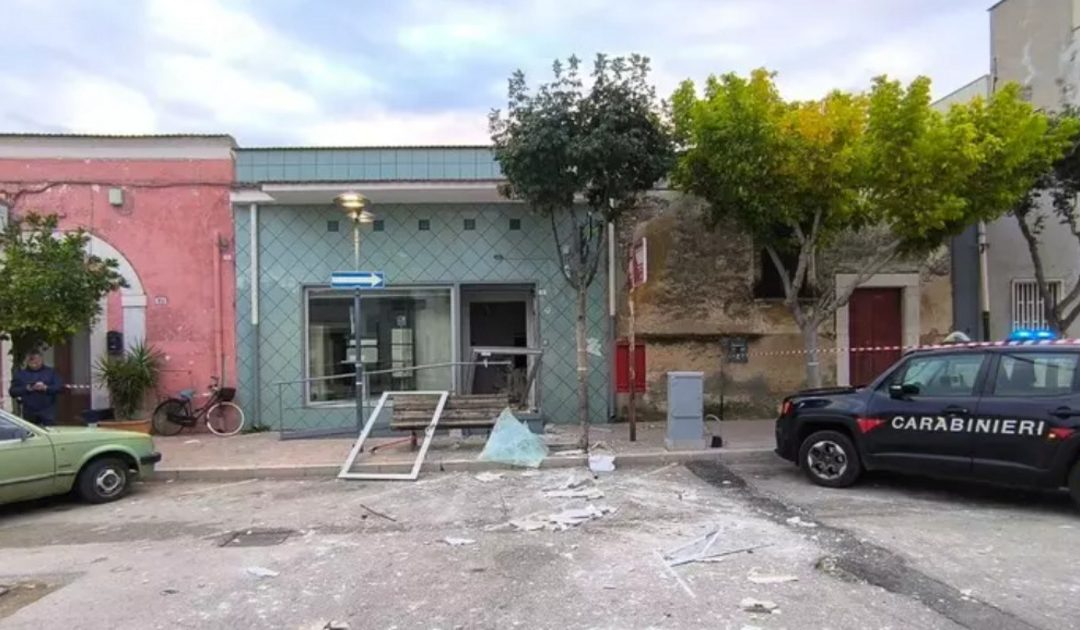 Stornarella, assalto con esplosivo: bancomat postale distrutto da bomba