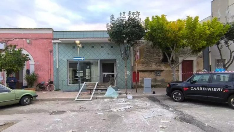 Stornarella, assalto con esplosivo: bancomat postale distrutto da bomba