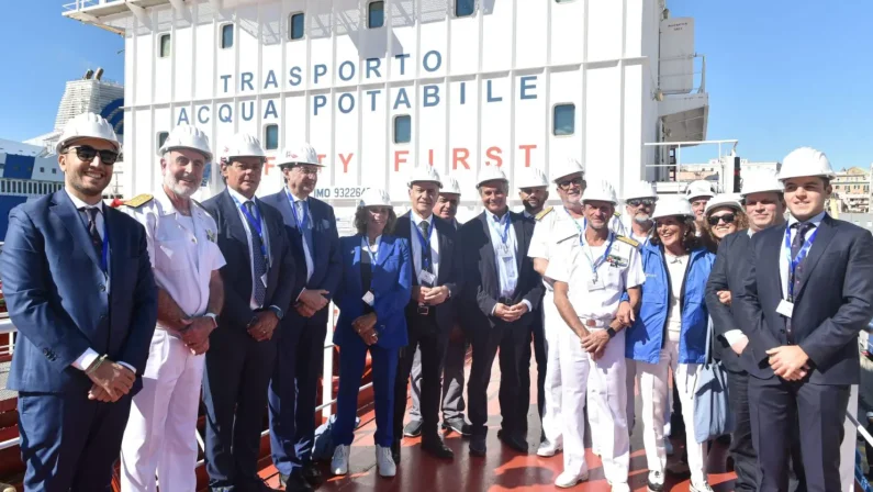 Dissalatore mobile marino, visita alla nave di Marnavi al porto di Napoli